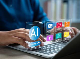 Nuevo inversor en criptomonedas aprendiendo los conceptos básicos del trading automatizado con IA