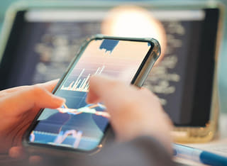 Inversor verificando el proceso transparente de retiro y transferencia de fondos