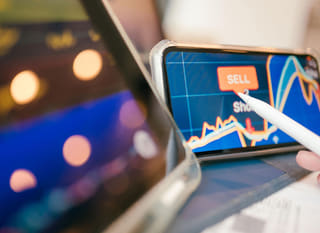 Trader multiactivo que analiza opciones de Bitcoin, Ethereum y forex