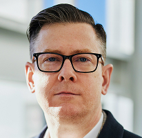 Retrato del CEO Alexander Hughes, ejecutivo de empresa de trading de criptomonedas