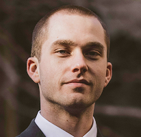 Retrato de Thomas Whitfield, analista de trading y experto en el mercado cripto